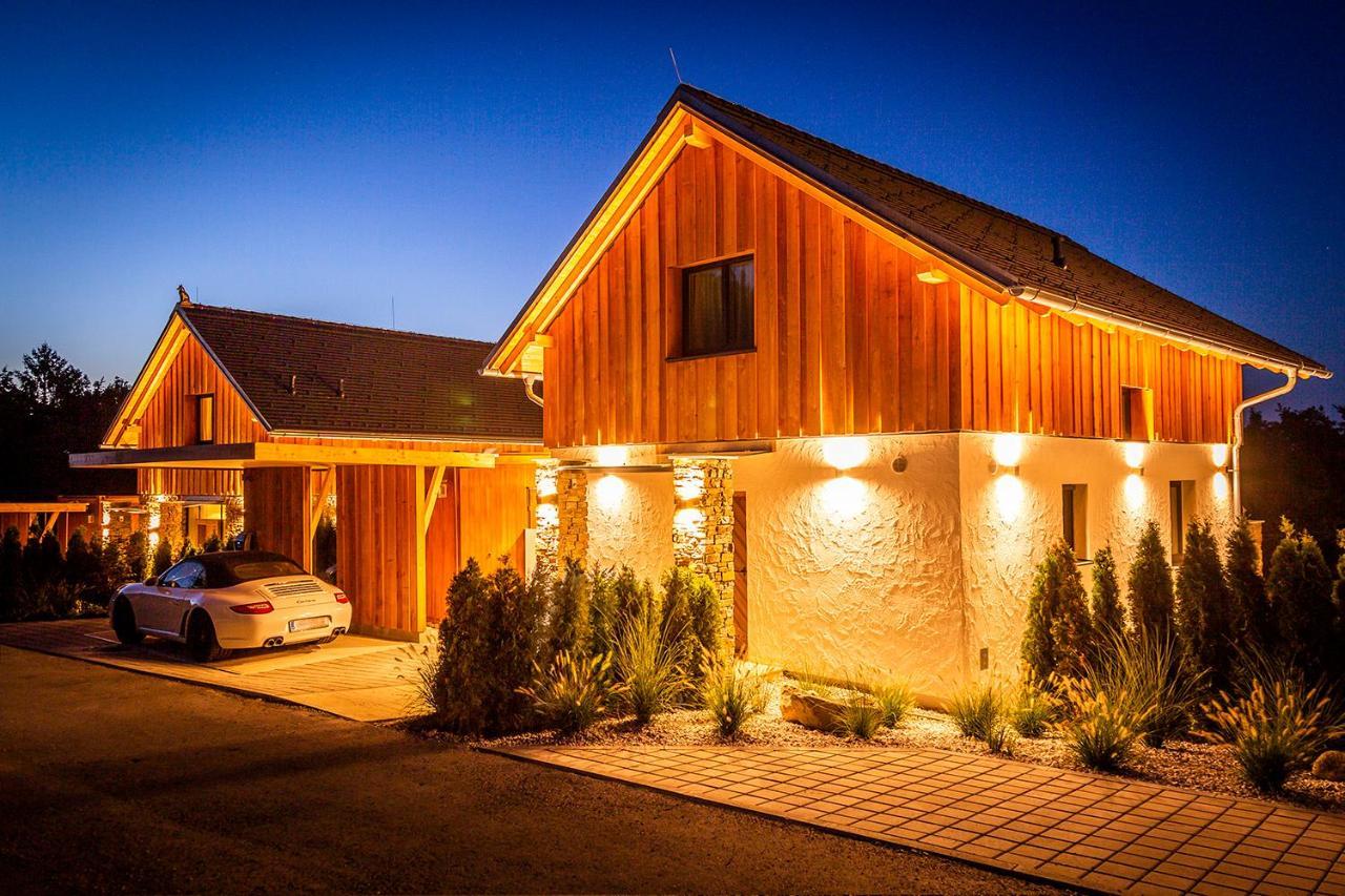Golden Hill Country Chalets & SuitesWaldschach エクステリア 写真